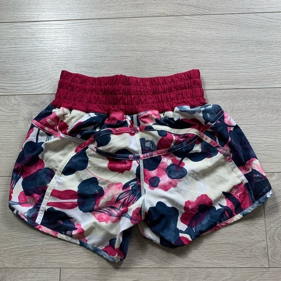 Lululemon Tracker Short II *4-way Stretch
Inky Floral Ghost Inkwell Bumble Berry - Picture 7 of 14